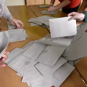 Zájem o korespondenční volbu je překvapivě nízký. Naděje vlády ani obavy opozice se tak nejspíš nenaplní