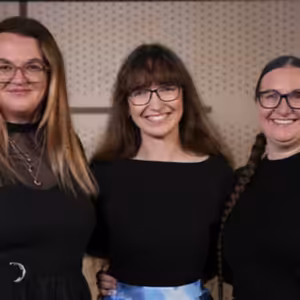 Mladí si knihy vybírají na TikToku, jedno video rozprodá knihu do 12 jazyků, aniž by ji někdo četl, říkají autorky