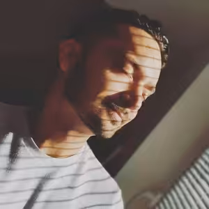 Robo Papp vymenil gitaru za varechu a vidieť to môžete na Jednotke!