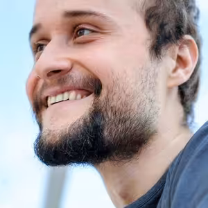 Herec Daniel Fischer exceluje v roli recepčného Viktora v seriáli Delukse