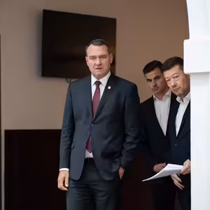 Neviditelní ministři, viditelný Vondráček a Rajchl. Jak jde SPD vládní angažmá