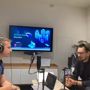 FinTech na Slovensku s CEO FinTech Hubu Slovakia Jurajom Kralikom a podpředsedou Slovenské FinTech Asociácie Petrom Papanom