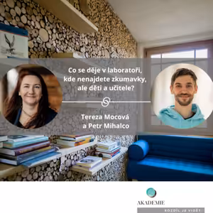 Co se děje v laboratoři, kde nenajdete zkumavky, ale děti a učitele?