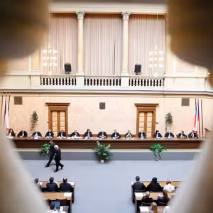 Klíčovým verdiktem Ústavní soud komplikuje práci špionům a staví se za demokracii