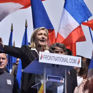 Krajní pravice přestává být ve Francii tabu. Hledá Marine Le Pen inspiraci ve vichistické Francii?