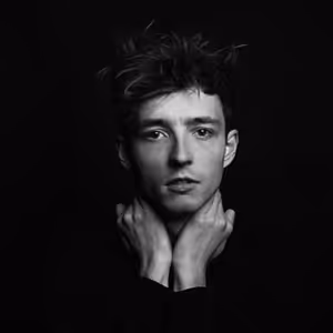 Denis Šafařík. Ptal jsem se sám sebe, jestli chci dělat práci, kde mi padají vlasy.