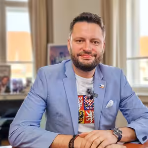 Hanobení vlajky na mistrovství. Probruselská hesla. ODS ukazuje tvář. | Čau Praho! #85