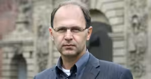 Politolog Šaradín: Pavel je jednoznačným favoritem. Má k dispozici zhruba milion hlasů jeho protikandidátů