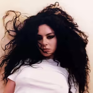 Charlie XCX, Billie nebo Sabrina, kdo usedl na trůn letní hitparády? Namíchejte si drink US Open, který jim vydělává miliony dolarů