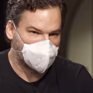 Prožili jsme si peklo, bouchne to všude. Bojujeme o padesátníky a šedesátníky, říká primář Straka