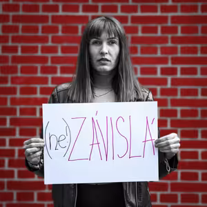 Spisovatelka a stand-up komička Lucie Macháčková o Tinderu, svatbách, ideálních mužích i životě single matky!