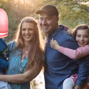 00 - Náš příběh pěstounské péče: spojeni srdcem