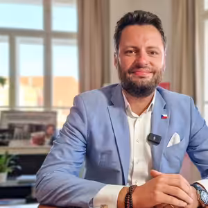 Tohle vám Fiala nechce říct. Pravý důvod, proč i přes fiasko nevyhodí Bartoše. | Čau Praho! #98