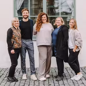 44: Co se děje, když se tým Dyzajn marketu vydá do Berlína? Kdo při balení balíčků „Překvap sám sebe“ testoval obsah až moc důkladně? A proč bude na každém Dyzajnu stanová budova?