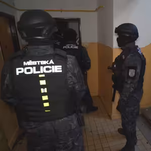 Vedení mostecké městské policie vyslalo do sociálně vyloučené lokality známé jako „stovky“ jednotku speciálního nasazení.