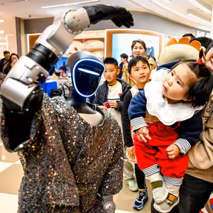 Práci lidem nevezmou AI a roboti, ale technologické firmy. Pomůže zdanění a nepodmíněný příjem?
