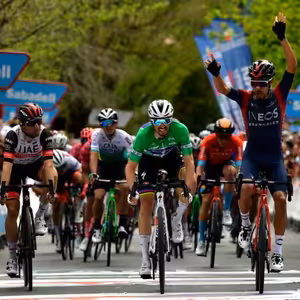 Roglič nepřesvědčil, Vlasov v kuriózním pádu a Martínez celkovým vítězem Kolem Baskicka 2022!