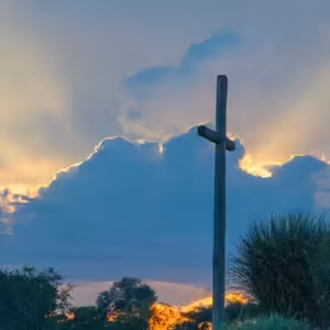 Žena osvobozená z ukrutná bolest v břiše.