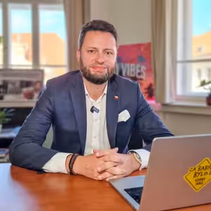 Česko se jediné propadá. Poslanci se ale smějí. Stanjura odmítl zveřejnit rozpočet. | Čau Praho! #91