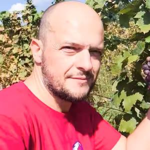 Peter "Petko" Opet z Polemicu chodí iba bosý