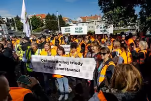 Ranný brífing: Konsolidácia sa valí parlamentom, protestujú proti nej aj policajti. Gaza horí