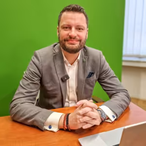 Vláda chce sledovat všechno, co děláte na internetu. Pirát udeřil úředníka. | Čau Praho #124