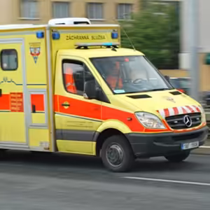 Mýty o první pomoci: Když jsou za mnou majáky, mám brzdit? (Šimon Kořínek, PrPom)