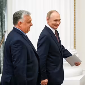 Orbán si cestou za Putinem dělá kampaň, ale nahrává tím maďarské opozici