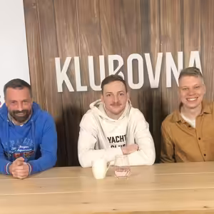 Klubovna s Oliverem Okuliarem, útočníkem hokejistů Mountfiled HK