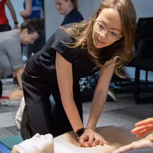 Mýty o první pomoci: Když při masáži srdce hrudník křupe, mám přestat? (MUDr. Klára Westfálová, PrPom)