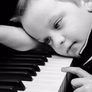 Usedám ke klavíru...