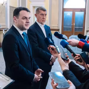 100 dní vlády ANO, SPD a Motoristů: Hon na ČT a ČRo, boj s prezidentem i příklon k MAGA a Číně