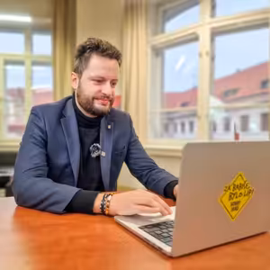 Fialovi věří 18 % Čechů. Proč má prezident Pavel opačný názor na Ukrajinu a Izrael? | Čau Praho! #52