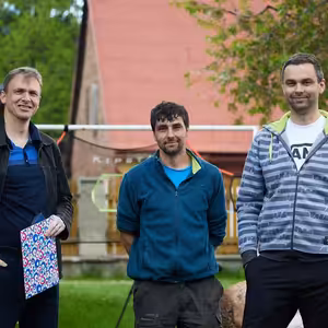 Dobrovolníci pomáhají krmit čápata v Mladých Bukách