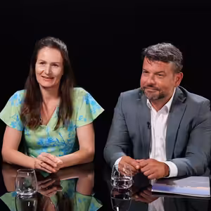 M.Stuška: “Rastú reálne mzdy aj životná úroveň.” M.Holečková: “Priemerná rodina prišla za dva roky o 2 tisíc eur”