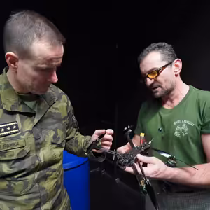 Skupina D dovážející drony na Ukrajinu může doplácet na servilitu úředníků