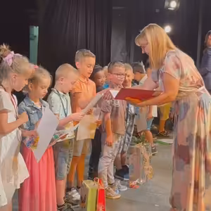 O jeden pracovní týden dříve než ostatním dětem z Mostu začínají prázdniny žákům z 1. základní školy.