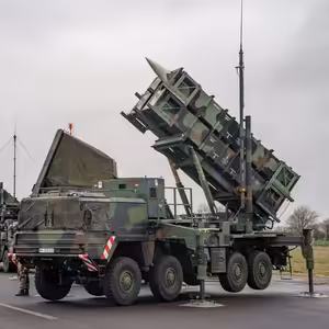 Trumpovi došla s Putinem trpělivost. Ukrajině dodá zbraně, na rozdíl od Bidena ovšem platit mají Evropané