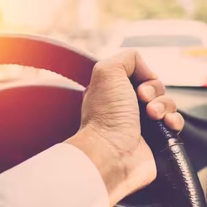 Môžem v ľavom pruhu „vyblikať“ vodiča predo mnou?