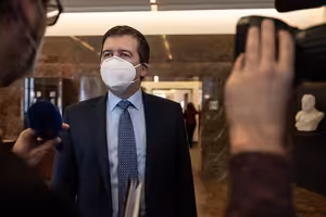 Lži a nezodpovězené otázky. Má Hamáček odejít?