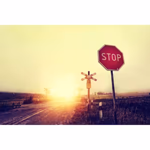 Zvodidlá a stĺpiky popri ceste