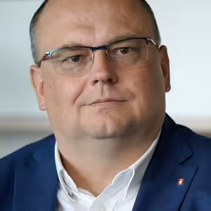 Auta na vodík jsou budoucnost, Česko v přípravě zaspalo, nepřítelem jsou emise, říká šéf Toyoty