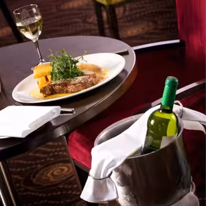 #185 CO S PRÁZDNOU LAHVÍ OD VÍNA PŘI VEČEŘI V RESTAURACI