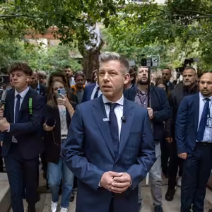 Nový maďarský premiér míří do Bruselu, kde ho čeká první velká zkouška. Promění zemi do srpna?