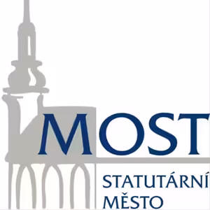 Kácení stromů v centru města.