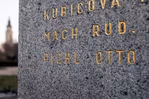 Skočili do tmy, aby varovali krajany před odsunem. Zapomenutá mise sudetoněmeckých parašutistů