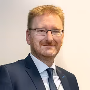 Proč by měl mít váš finanční poradce odbornou zkoušku Master of Financial Planning? Jaké z toho plynou pro Vás bonusy? Nejen o tom jsme si povídali s Markem Černochem, výkonným ředitelem České asociace společností finančního poradenství a zprostředkování.