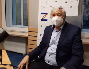 Děkan 2. LF UK Vladimír Komárek: Apelovali jsme na hejtmany, aby pracovní povinnost neudělovali medikům, kteří už dobrovolně pracují v jiných nemocnicích. Nejvíce jsou nasazeni posluchači čtvrtých a pátých ročníků