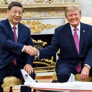 Čína a USA dál závodí ve vývoji AI bez mezinárodní regulace. Co přinesl summit kromě dvou pand pro Atlantu
