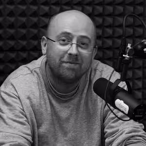 Podcast hmmm...: Môže pomáhať ten, kto sám potrebuje pomoc?